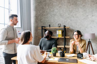 Çağdaş ofiste çok ırklı takım