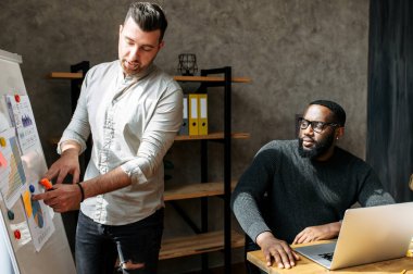 Çağdaş ofiste çok ırklı takım