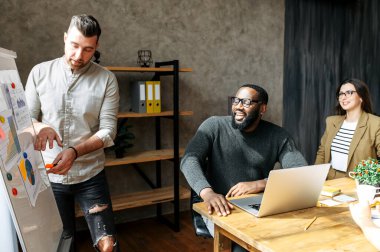 Çağdaş ofiste çok ırklı takım