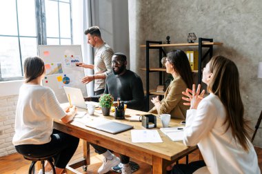 Ofisteki çok ırklı bir takımda beyin fırtınası.