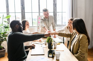 Ofisteki genç yaratıcı çok ırklı ekip