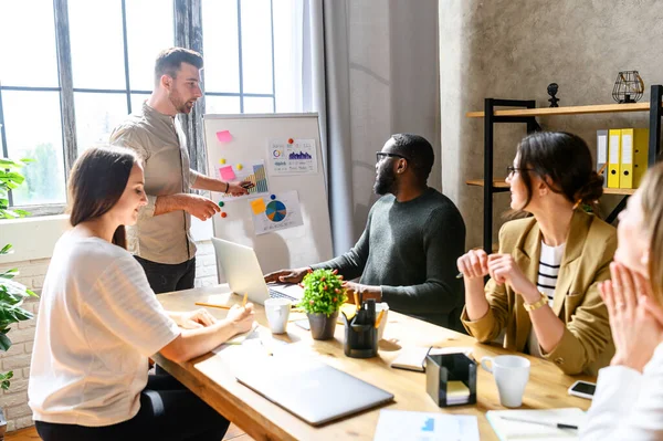 Discussion d'affaires dans un bureau contemporain — Photo