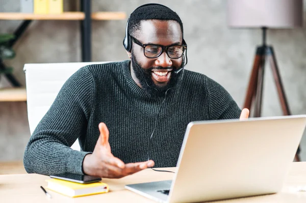 Afro-américain gars avec casque à l'aide d'un ordinateur portable — Photo