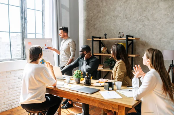 Présentation dans une équipe multiraciale au bureau — Photo