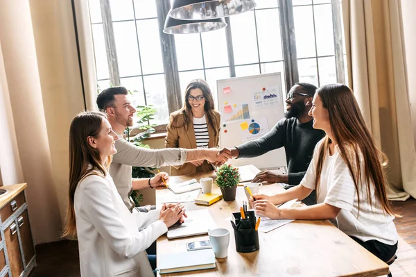 Incontro mattutino in ufficio contemporaneo — Foto Stock