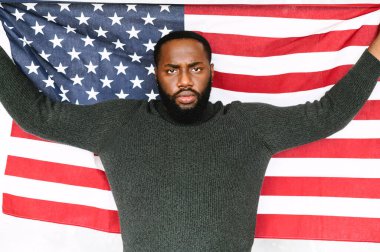 Afro-Amerikalı adam Amerikan bayrağıyla duruyor