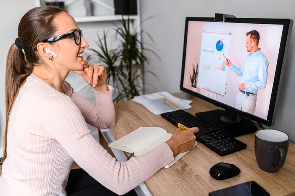 Жінка в офісі дивиться онлайн-класи — стокове фото