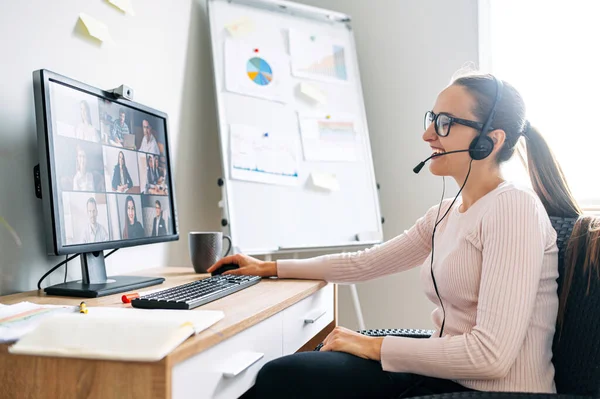 Reunión informativa matutina mientras trabajo distante — Foto de Stock