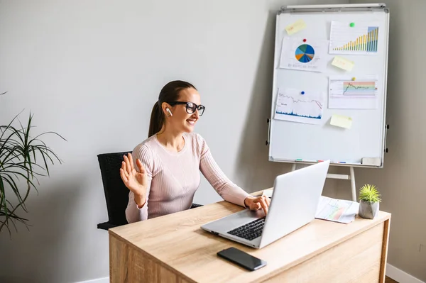 Vrouw in functie heeft videogesprek — Stockfoto