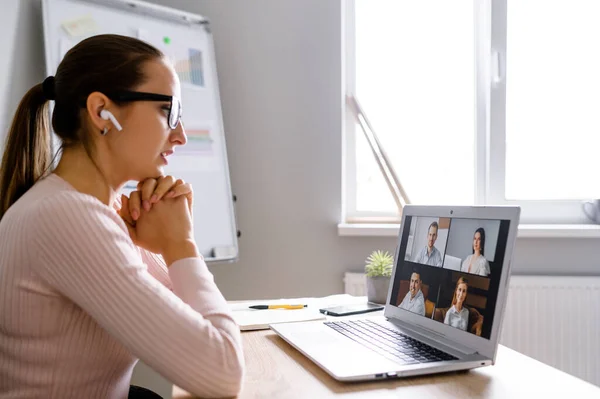 Vrouw met behulp van app voor video-oproep naar verschillende mensen — Stockfoto