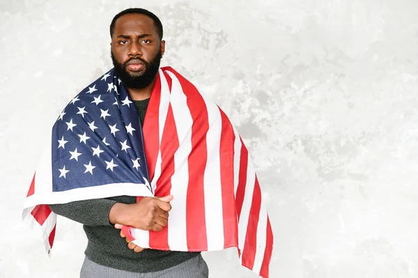 Afro-Amerikaanse man staat met Amerikaanse vlag — Stockfoto