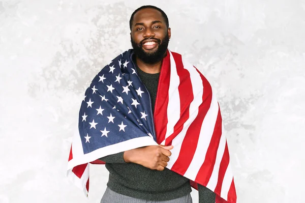 Afroamerikansk kille står med amerikansk flagga — Stockfoto