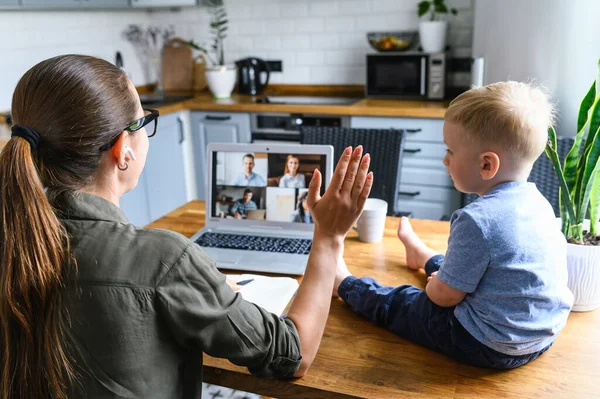 Mãe usando laptop para reunião de vídeo — Fotografia de Stock