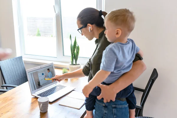 Mère étudie en ligne, regarde des webinaires — Photo