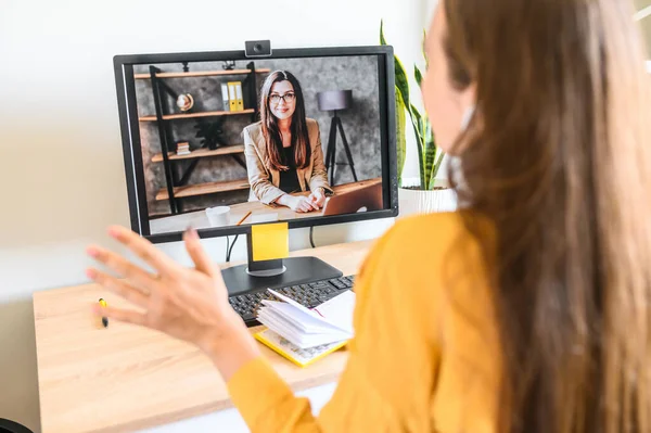 Videóhívás. Fiatal nő beszél videón keresztül PC — Stock Fotó