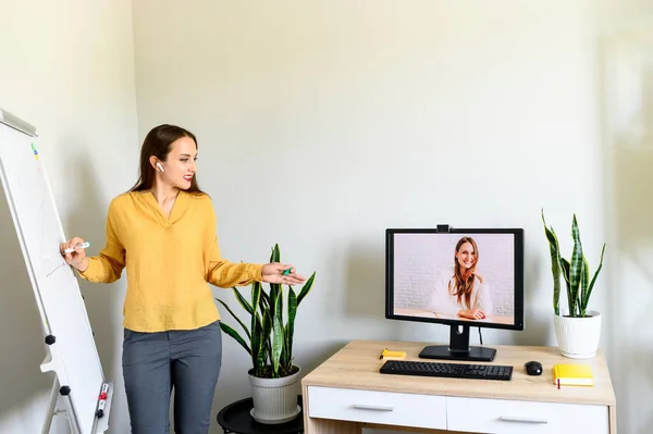 Female teacher with flip chart conducts webinar — Stock Photo, Image