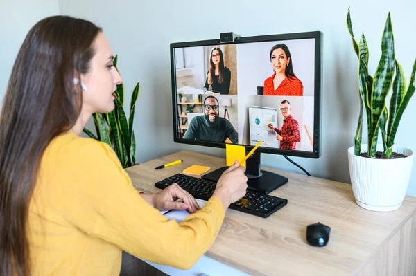 Videogesprek. Jonge vrouw praat via video op PC — Stockfoto