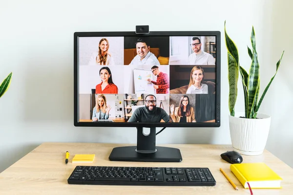 Ein leeres Büro, Videotreffen auf dem PC-Bildschirm — Stockfoto