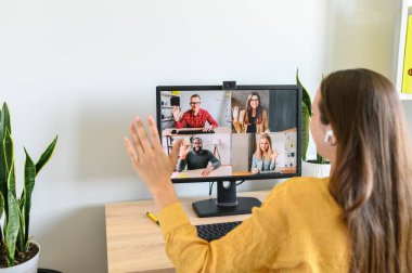 Görüntülü arama. Genç kadın video üzerinden konuşuyor.
