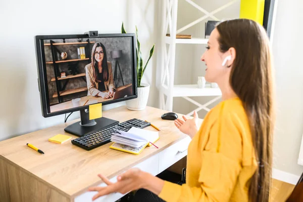 Videollamada. Mujer joven habla a través de vídeo en PC — Foto de Stock