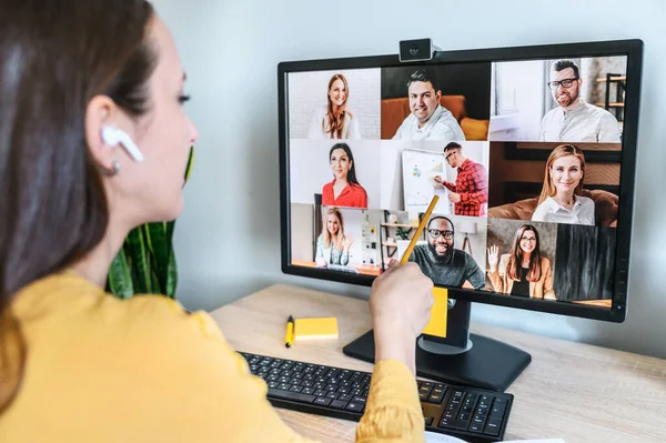 Frau spricht per Video mit Menschen und macht sich Notizen — Stockfoto