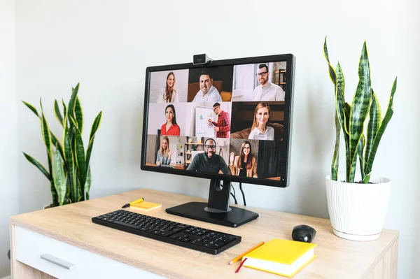 Um escritório vazio, reunião de vídeo na tela do PC — Fotografia de Stock