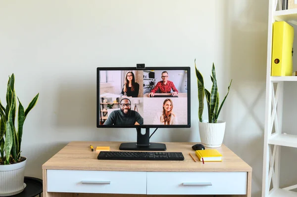 Ένα άδειο γραφείο, βίντεο συνάντηση στην οθόνη του υπολογιστή — Φωτογραφία Αρχείου