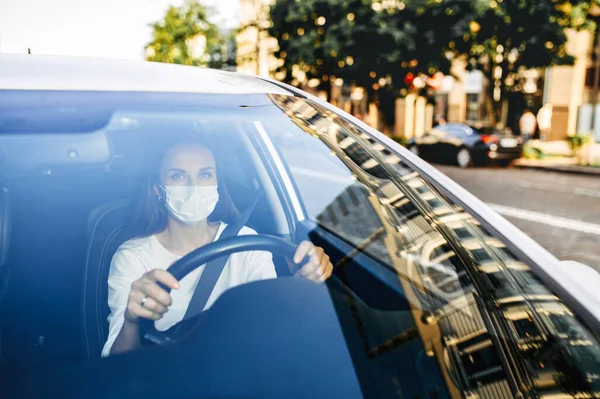 Frau mit Schutzmaske fährt Auto — Stockfoto