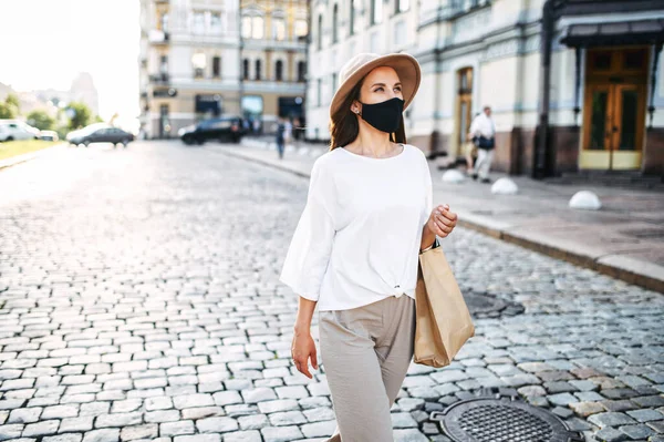 Красива жінка в медичній масці виходить на вулицю — стокове фото