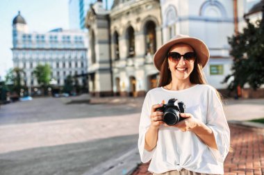 Preety kamerada fotoğraf çekiyor.