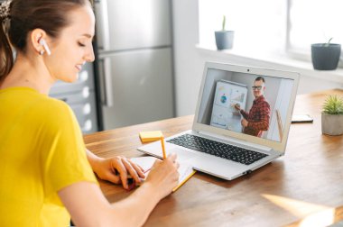 Kadın içeriyi aramak için laptop kullanıyor.