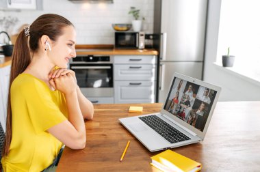 Kadın içeriyi aramak için laptop kullanıyor.