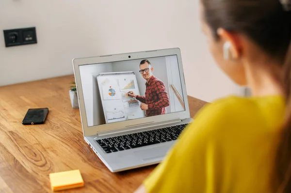 Mujer utiliza el ordenador portátil para videollamada interior — Foto de Stock