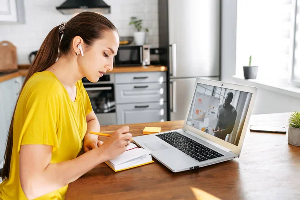 Femme utilise ordinateur portable pour appel vidéo à l'intérieur — Photo