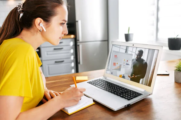 Kobieta używa laptopa do rozmów wideo wewnątrz — Zdjęcie stockowe