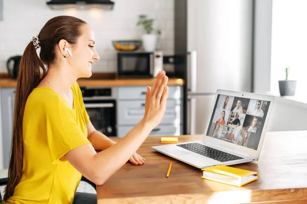 Vrouw gebruikt laptop voor videogesprek binnen — Stockfoto