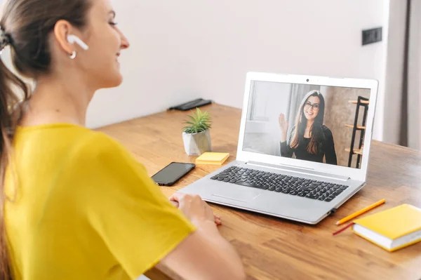 Žena používá notebook pro videohovor uvnitř — Stock fotografie