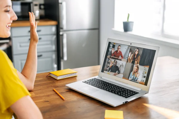 Mujer utiliza el ordenador portátil para videollamada interior —  Fotos de Stock