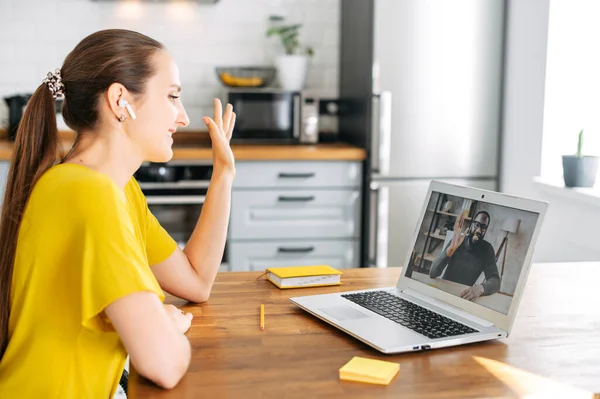 Frau nutzt Laptop für Videoanruf im Haus — Stockfoto