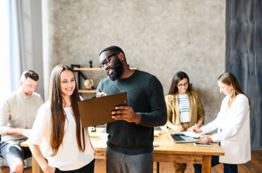 Ofiste çok ırklı bir ekip çalışıyor.