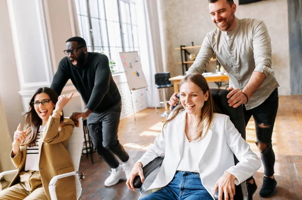 Firemní hry mladého multiraciálního týmu — Stock fotografie