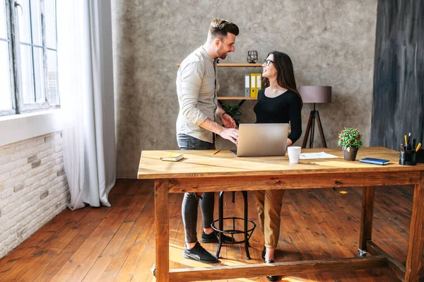 Coppia di colleghi amichevoli lavorano in ufficio — Foto Stock