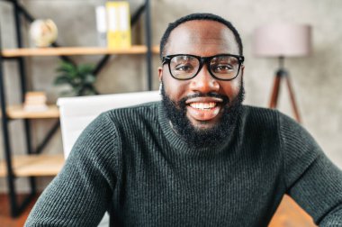 Afro-Amerikalı adamın webcam görüntüsü