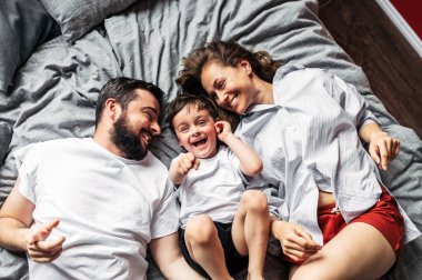 Genç bir aile evde birlikte vakit geçirir.