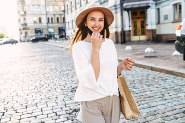 Tıbbi maskeli güzel bir kadın dışarıda yürüyor.