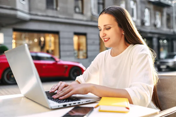 Жінка використовує ноутбук під час роботи в кафе — стокове фото