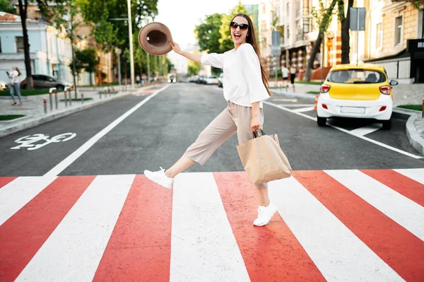 La donna cammina sul marciapiede zebra — Foto Stock