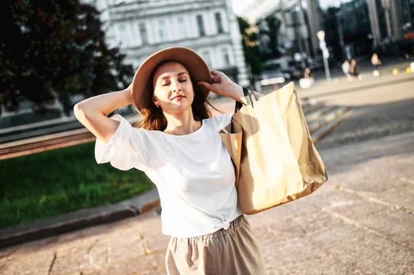 Чарівна жінка в капелюсі гуляє в центрі міста — стокове фото