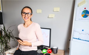 Genç bayan çalışanla video görüşmesi