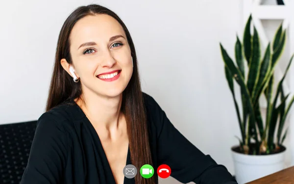 젊은 여성 직원 과의 비디오 통화 — 스톡 사진